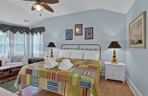 Southport Cabaña | PET FRIENDLY Adorable 3 bedroom/3 bath cottage in convenient island location.