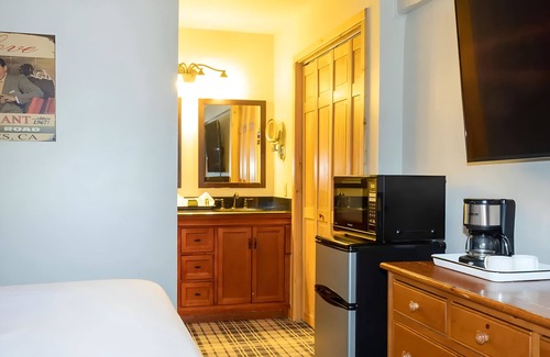 Mammoth Lakes Hotel | Pet-Friendly Alpine Escape with Kitchen Near Trails & Mammoth Mountain