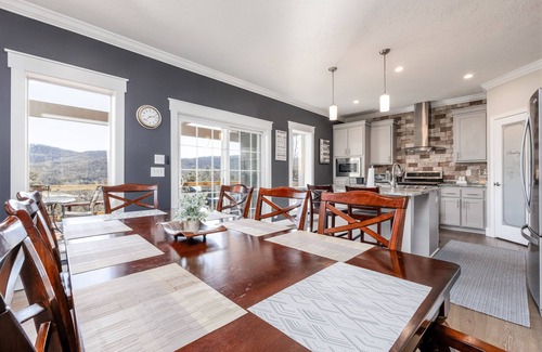 Glenville Casa | Pet friendly Amazing mountain paradise. Hot tub, fireplace, gym, game room !