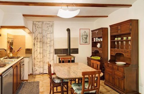Cassinasco Apartamento | Apartamento CasaFiò Grotta con jardín compartido y Wi-Fi; admite mascotas
