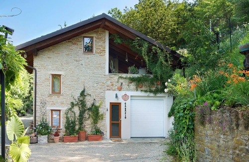 Cassinasco Apartamento | Apartamento CasaFiò Grotta con jardín compartido y Wi-Fi; admite mascotas