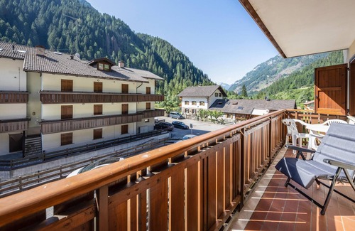 Predazzo Apartamento | Pet-friendly Apartment "Appartamento di Viola ed Elia" with Mountain View & Balcony