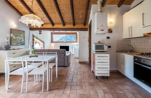 Sulzano Apartamento | Apartamento "Mansarda con vista lago" con vista al lago, piscina, Wi-Fi y terraza: admite mascotas