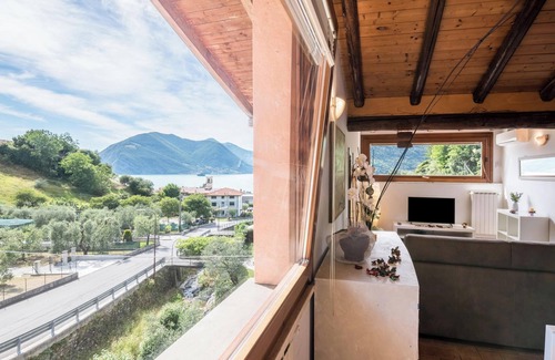 Sulzano Apartamento | Apartamento "Mansarda con vista lago" con vista al lago, piscina, Wi-Fi y terraza: admite mascotas