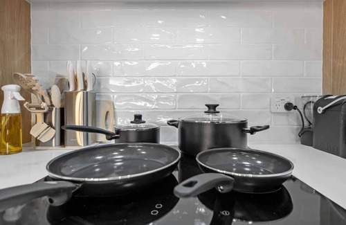 Surfers Paradise Apartamento | Brand New Riverview 2BR apartment with Parking,Pool,Netflix in Central Surfers Paradise