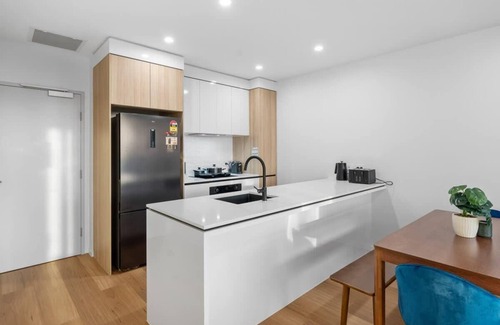 Surfers Paradise Apartamento | Brand New Riverview 2BR apartment with Parking,Pool,Netflix in Central Surfers Paradise