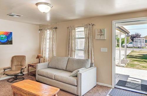 Oildale Casa | Pet-Friendly Bakersfield Home: 5 Mi to Downtown!