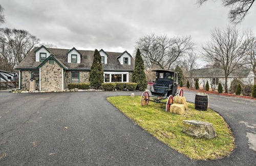 Hanover Park Casa | Pet-Friendly Bartlett Farmhouse with Deck!