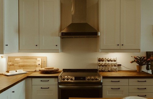 Powell River Casa | Cedar Suite | Oceanfront Luxury Escape | Hot Tub | Optional Sauna Add-On