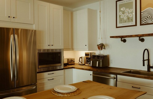 Powell River Casa | Cedar Suite | Oceanfront Luxury Escape | Hot Tub | Optional Sauna Add-On