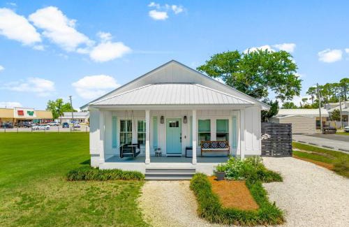 Port St. Joe Casa | Pet Friendly Beach House - 6th Street Retreat by Panhandle Getaways
