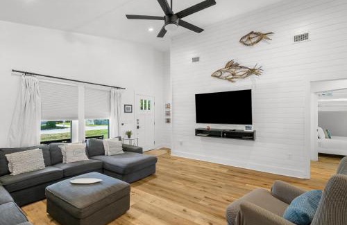 Port St. Joe Casa | Pet Friendly Beach House - 6th Street Retreat by Panhandle Getaways
