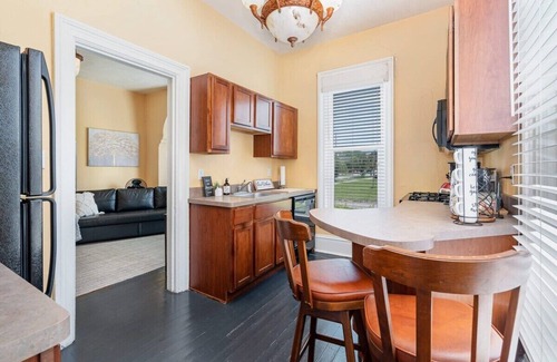 Michigan City Apartamento | Pet friendly, Beautiful downstairs King bed/1bth charmer