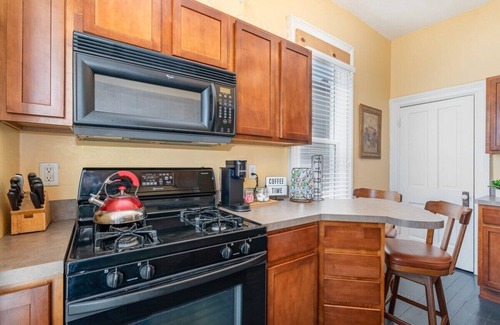 Michigan City Apartamento | Pet friendly, Beautiful downstairs King bed/1bth charmer