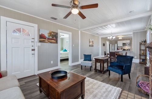 Weatherford Casa | Pet Friendly, beautiful historical home- 1 mile from downtown