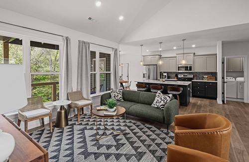 Bella Vista Casa | Upscale Retreat: Contemporary Coziness Featuring a Spacious King Bed