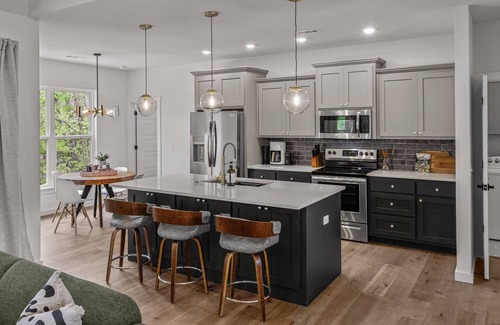 Bella Vista Casa | Upscale Retreat: Contemporary Coziness Featuring a Spacious King Bed