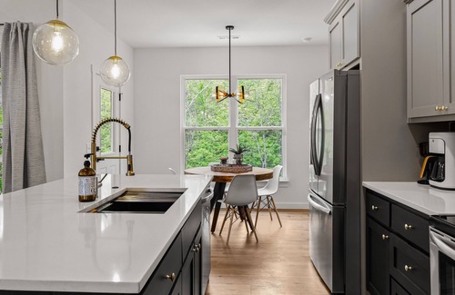 Bella Vista Casa | Upscale Retreat: Contemporary Coziness Featuring a Spacious King Bed