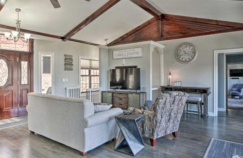 Branson West Casa | Pet-Friendly Branson Area Home Hot Tub, Game Room