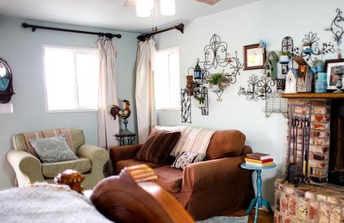 Rainbow CDP Casa | Pet Friendly Breathtaking Cottage with Hot-tub in Rainbow, California