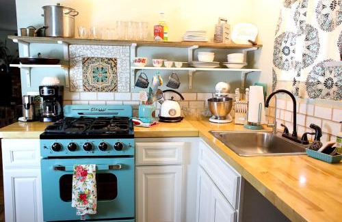 Rainbow CDP Casa | Pet Friendly Breathtaking Cottage with Hot-tub in Rainbow, California