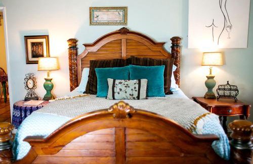 Rainbow CDP Casa | Pet Friendly Breathtaking Cottage with Hot-tub in Rainbow, California