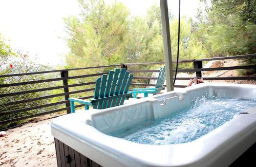 Rainbow CDP Casa | Pet Friendly Breathtaking Cottage with Hot-tub in Rainbow, California