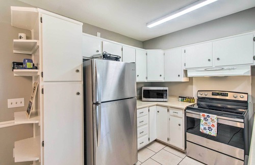 Country Club Estates Casa | Pet-Friendly Brunswick Retreat w/ Gas Grill!
