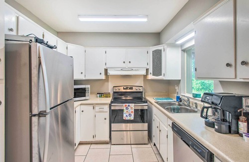 Country Club Estates Casa | Pet-Friendly Brunswick Retreat w/ Gas Grill!