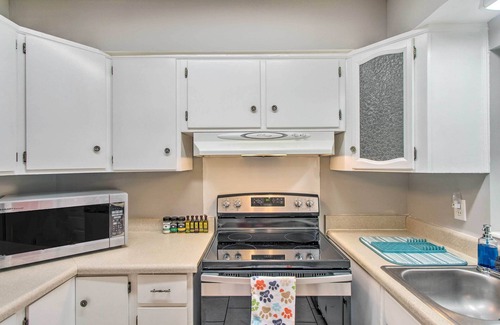 Country Club Estates Casa | Pet-Friendly Brunswick Retreat w/ Gas Grill!
