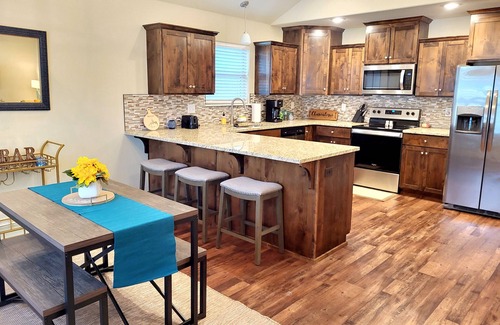 Holiday Island Casa | Pet Friendly Bungalow close to Eureka Springs!