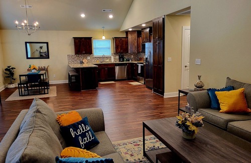 Holiday Island Casa | Pet Friendly Bungalow close to Eureka Springs!