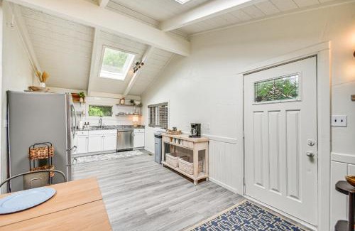 Buxton Casa | Pet-Friendly Buxton Home with Balcony, 2 Mi to Beach