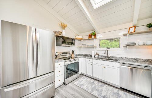 Buxton Casa | Pet-Friendly Buxton Home with Balcony, 2 Mi to Beach