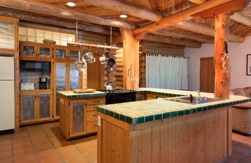 Taos Ski Valley Cabina | Especial de verano! Acogedora cabaña de troncos con estufa de leña y calor radiante cerca del arroyo de montaña y retorno de esquí