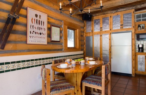 Taos Ski Valley Cabina | Especial de verano! Acogedora cabaña de troncos con estufa de leña y calor radiante cerca del arroyo de montaña y retorno de esquí