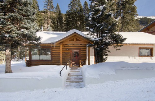 Taos Ski Valley Cabina | Especial de verano! Acogedora cabaña de troncos con estufa de leña y calor radiante cerca del arroyo de montaña y retorno de esquí