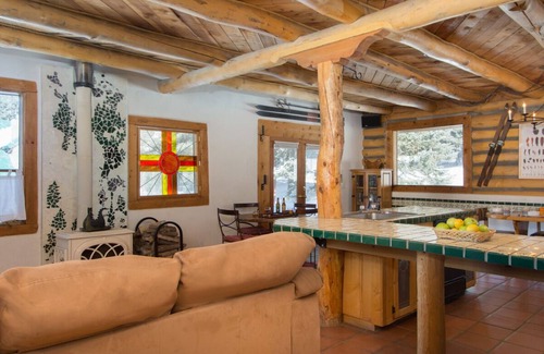 Taos Ski Valley Cabina | Especial de verano! Acogedora cabaña de troncos con estufa de leña y calor radiante cerca del arroyo de montaña y retorno de esquí