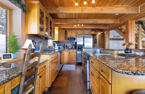 Quandary Village Cabina | Pet-Friendly Cabin with Hot Tub & Stunning Views