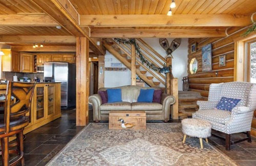 Quandary Village Cabina | Pet-Friendly Cabin with Hot Tub & Stunning Views