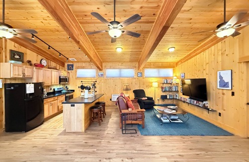 Island Park Cabina | Pet-Friendly Cabin | 34 MI to YNP | Cozy Cabin
