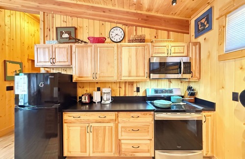 Island Park Cabina | Pet-Friendly Cabin | 34 MI to YNP | Cozy Cabin