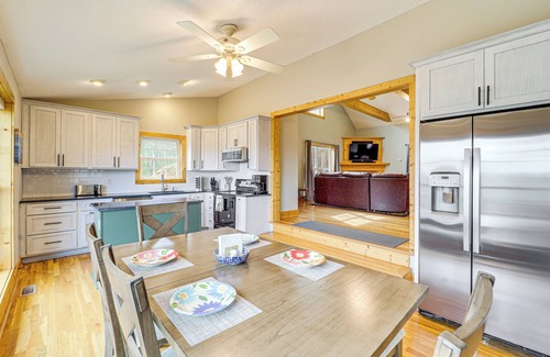 Purlear Cabina | Pet-Friendly Cabin w/ Hot Tub in North Carolina!