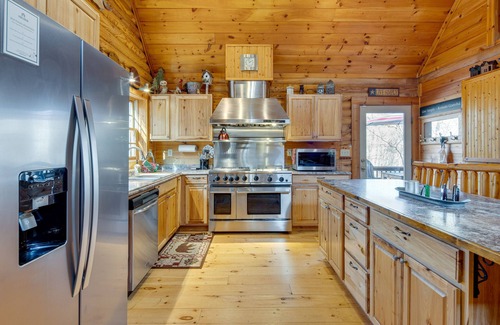 Lake Lure Cabina | Pet-Friendly Cabin w/ Loft: 5 Mi to Lake Lure!