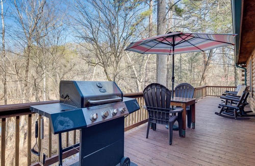 Lake Lure Cabina | Pet-Friendly Cabin w/ Loft: 5 Mi to Lake Lure!