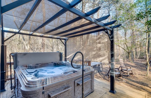 Lake Lure Cabina | Pet-Friendly Cabin w/ Loft: 5 Mi to Lake Lure!