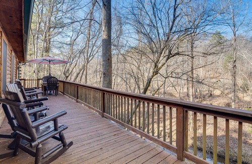 Lake Lure Cabina | Pet-Friendly Cabin w/ Loft: 5 Mi to Lake Lure!