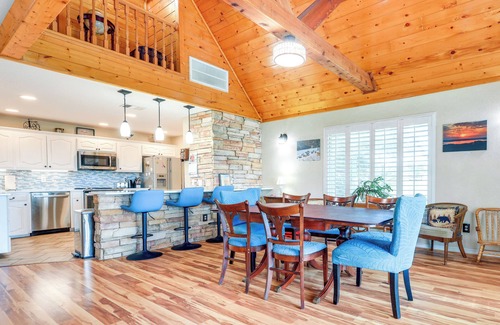 Canyon Lake Cabina | Pet-Friendly Canyon Lake Cabin, 1 Mi to Water!