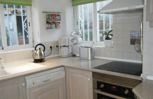 Roses Town Center Villa | Casa Jazmin admite mascotas: piscina privada, vistas al mar, aire acondicionado y WiFi