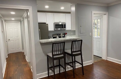 Lakeshore South Casa | Pet Friendly Charming Lakeshore Bungalow Sleeps 6